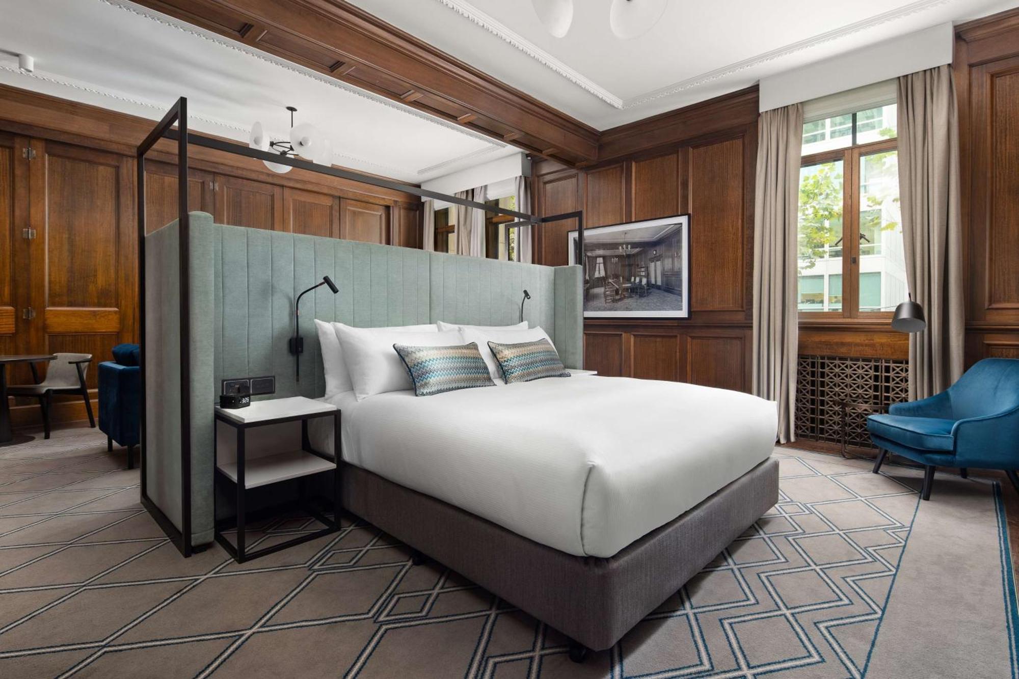 Hilton Melbourne Little Queen Street Exterior photo A bedroom at the hotel
