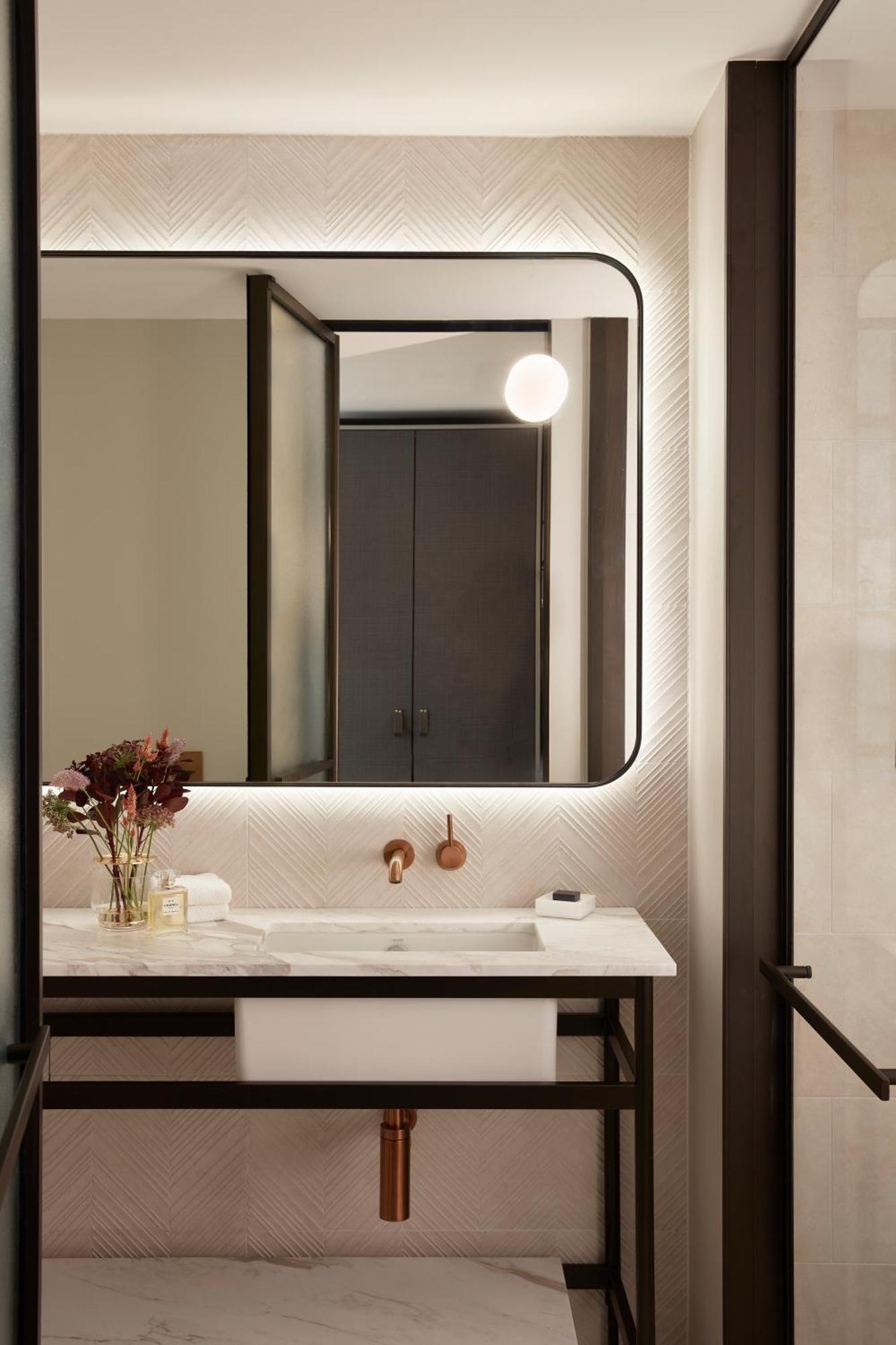 Hilton Melbourne Little Queen Street Exterior photo Bathroom